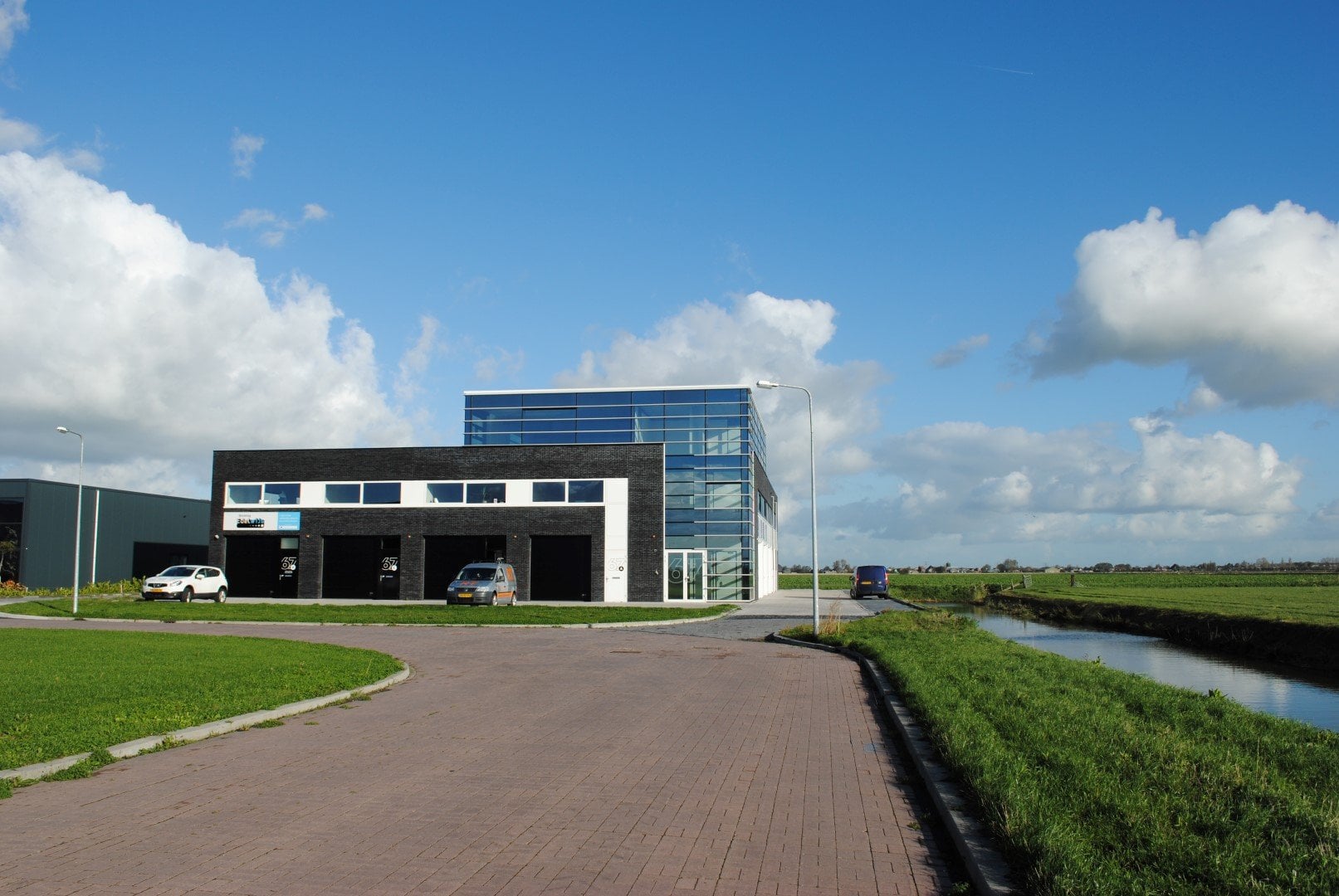 Bedrijfsverzamelgebouw, foto